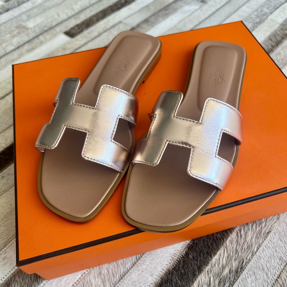 NWT Hermes Rose Gold Oran Size 5 Sandals.